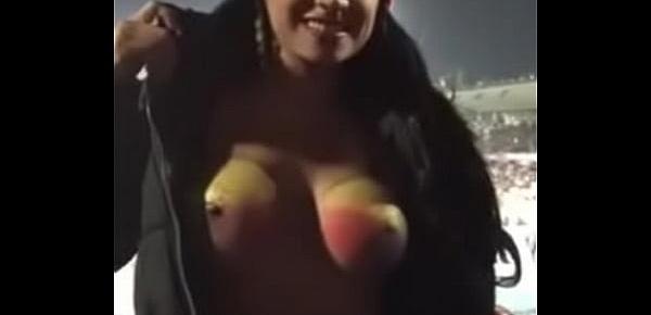  Ecuatoriana enseñando las tetas en partido de futbol